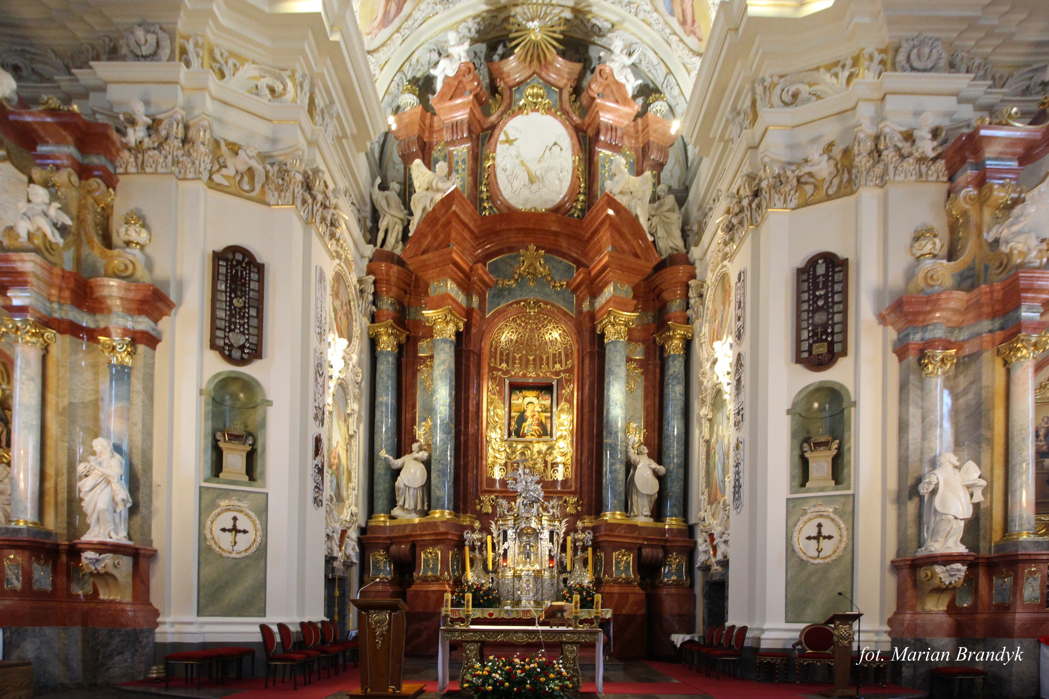 Wnętrze Sanktuarium Matki Bożej Pocieszenia. Fotograf Marian Brandyk.