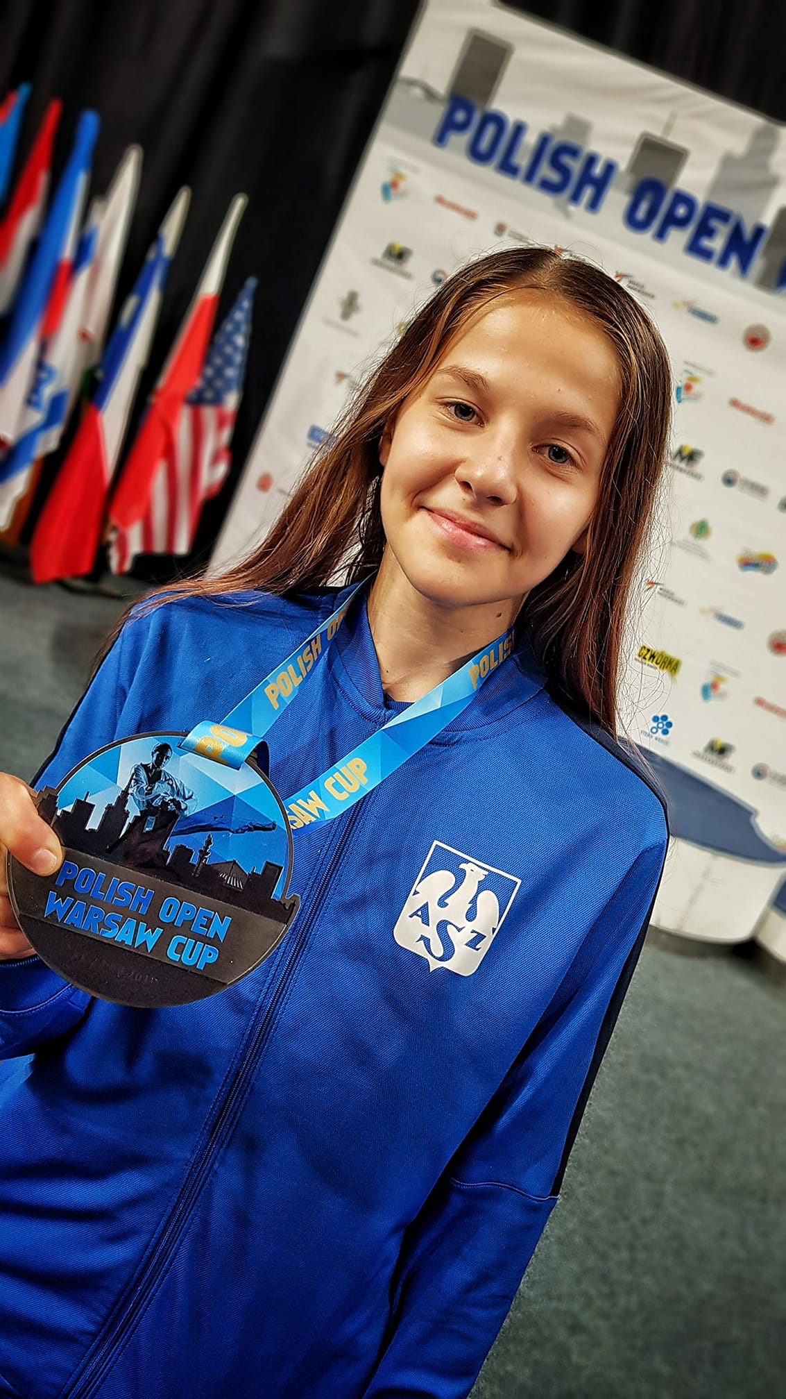Marta Burzyńska prezentująca medal z Polish Open Warsaw Cup.