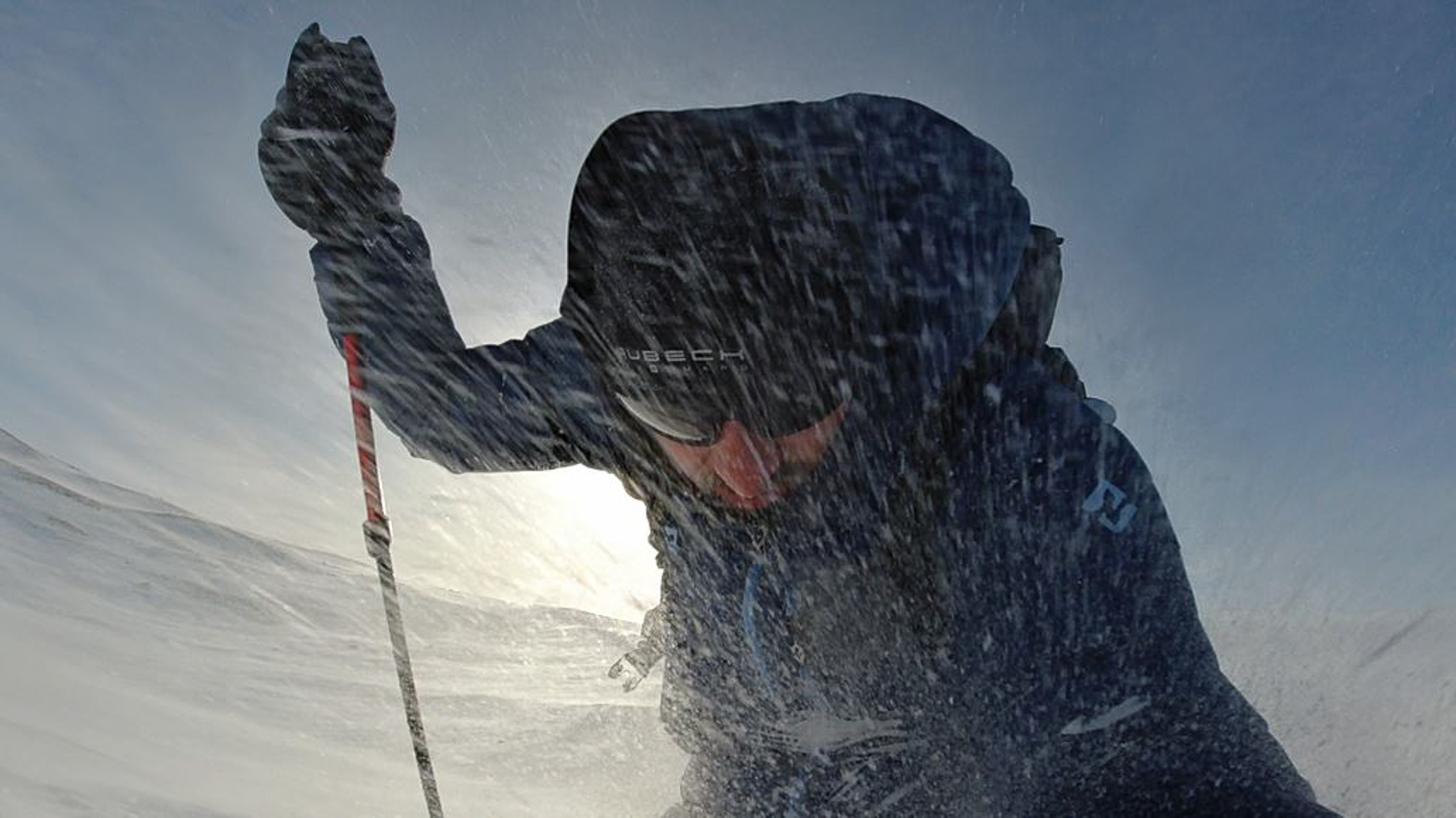 Na zdjęciu widoczny mężczyzna z kijkiem w prawej ręce. Przed nim okruszki śniegu. Autor Tomasz Kurczaba