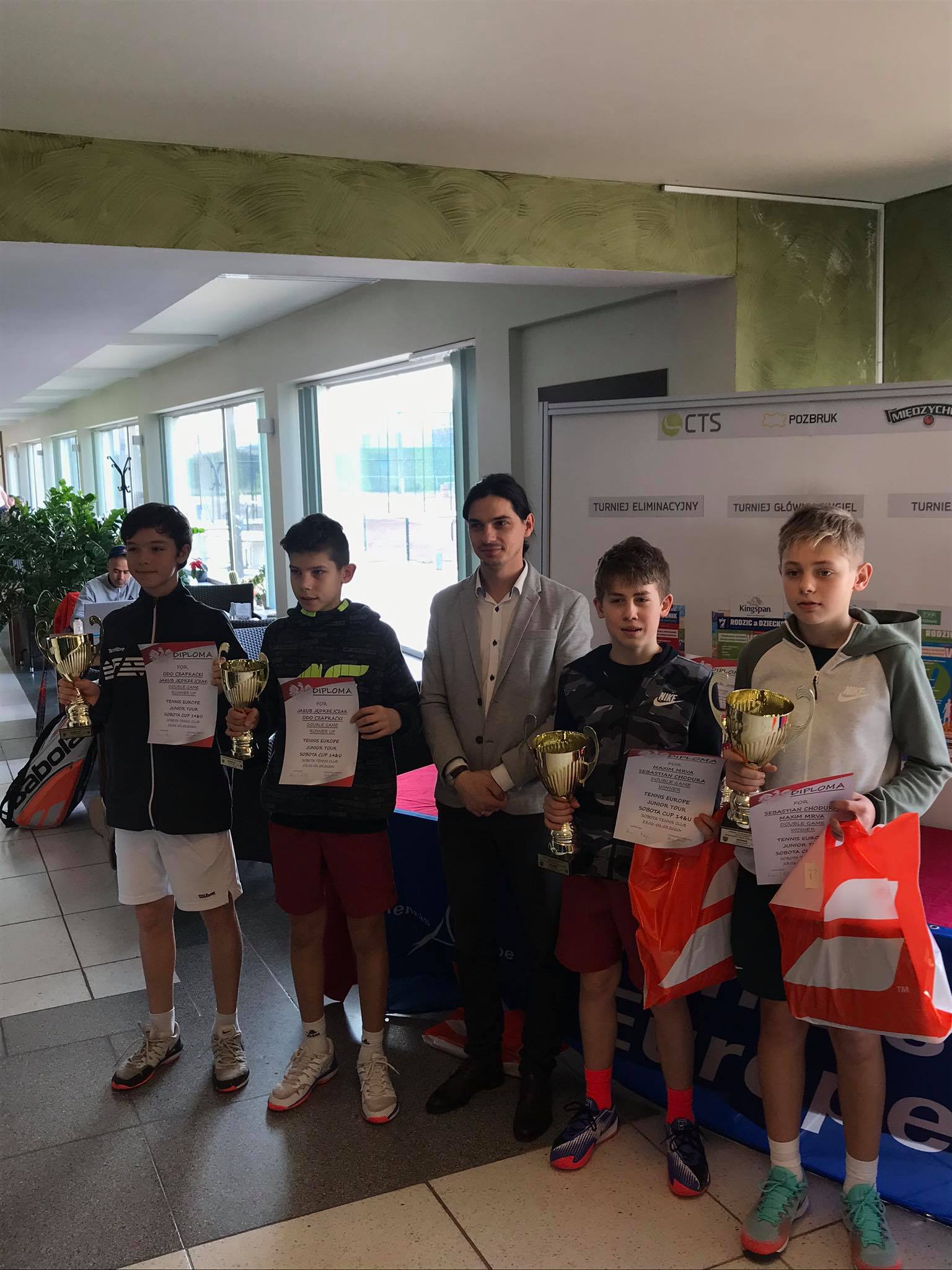Na zdjęciu zwycięzcy Międzynarodowego Turnieju do lat 14 Sobota Cup Tennis Europe prezentujący zdobyte nagrody i dyplomy oraz menedżer turnieju - Wojciech Jaraczewski.