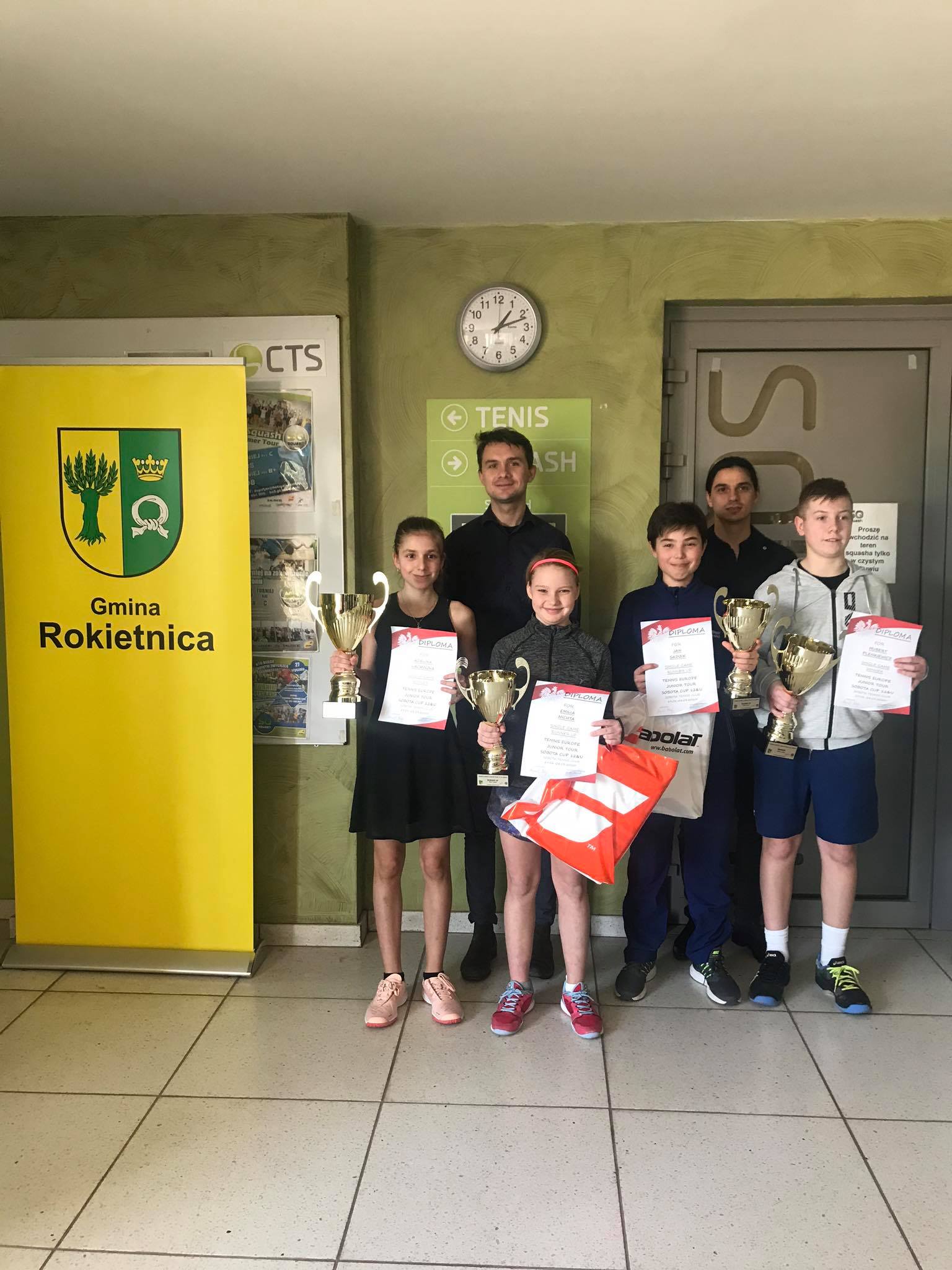 Na zdjęciu zwycięzcy Międzynarodowego Turnieju do lat 12 Sobota Cup Tennis Europe prezentujący zdobyte nagrody i dyplomy oraz organizatorzy turnieju.