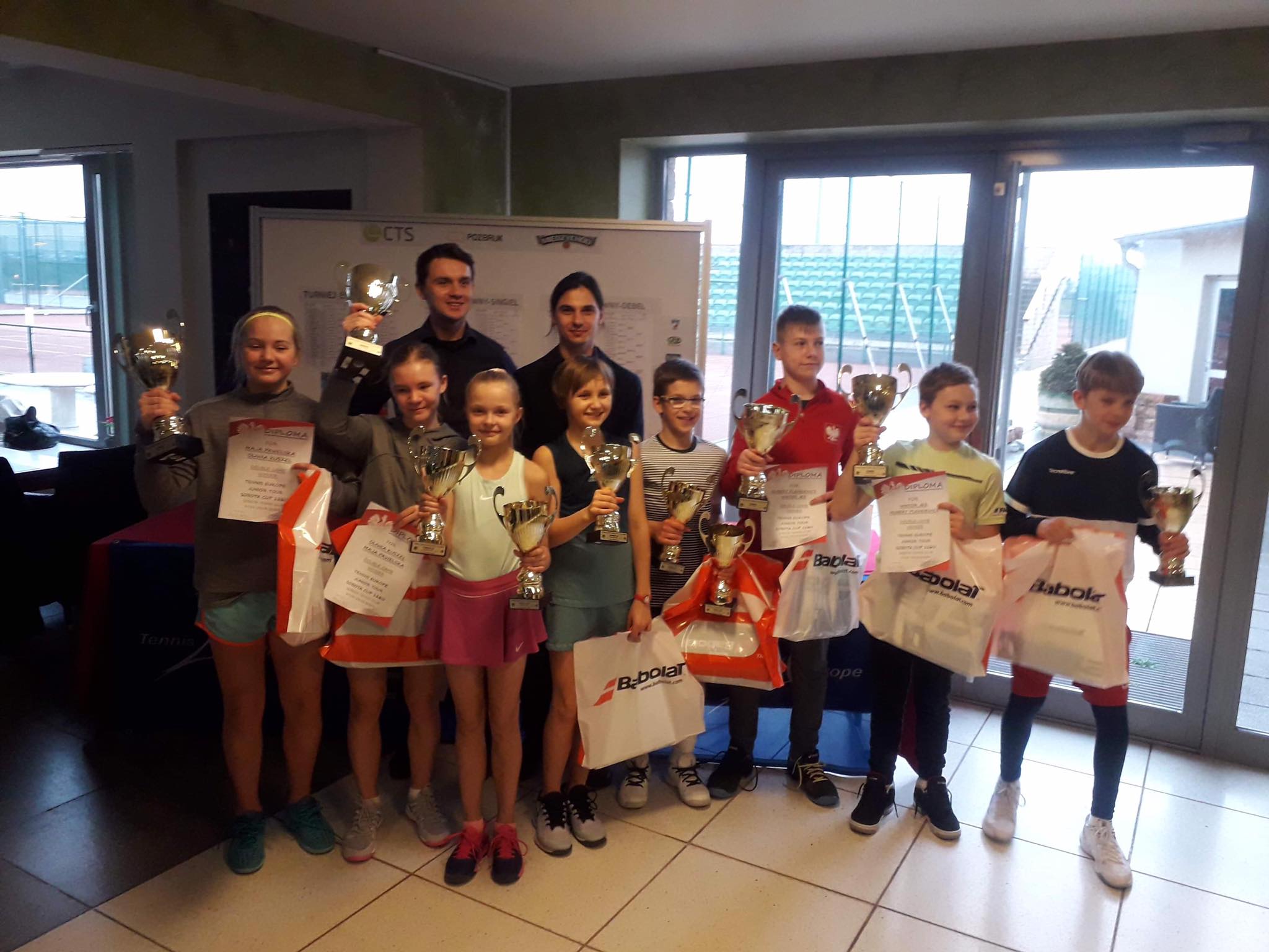 Na zdjęciu zwycięzcy Międzynarodowego Turnieju do lat 12 Sobota Cup Tennis Europe, dziewczynki i chłopcy prezentujący zdobyte nagrody i dyplomy oraz organizatorzy turnieju.