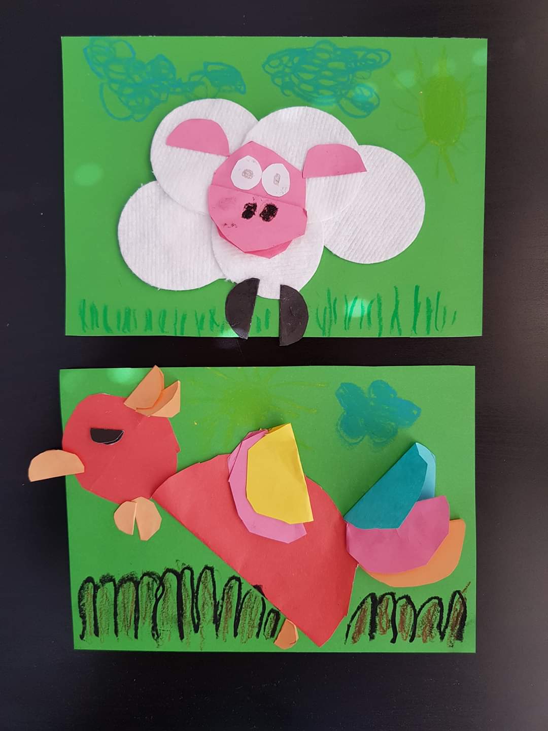 Na zdjęciu prace dzieci wykonane z papieru i płatków kosmetycznych. Na pierwszej - owca, na drugiej - kolorowy ptak.