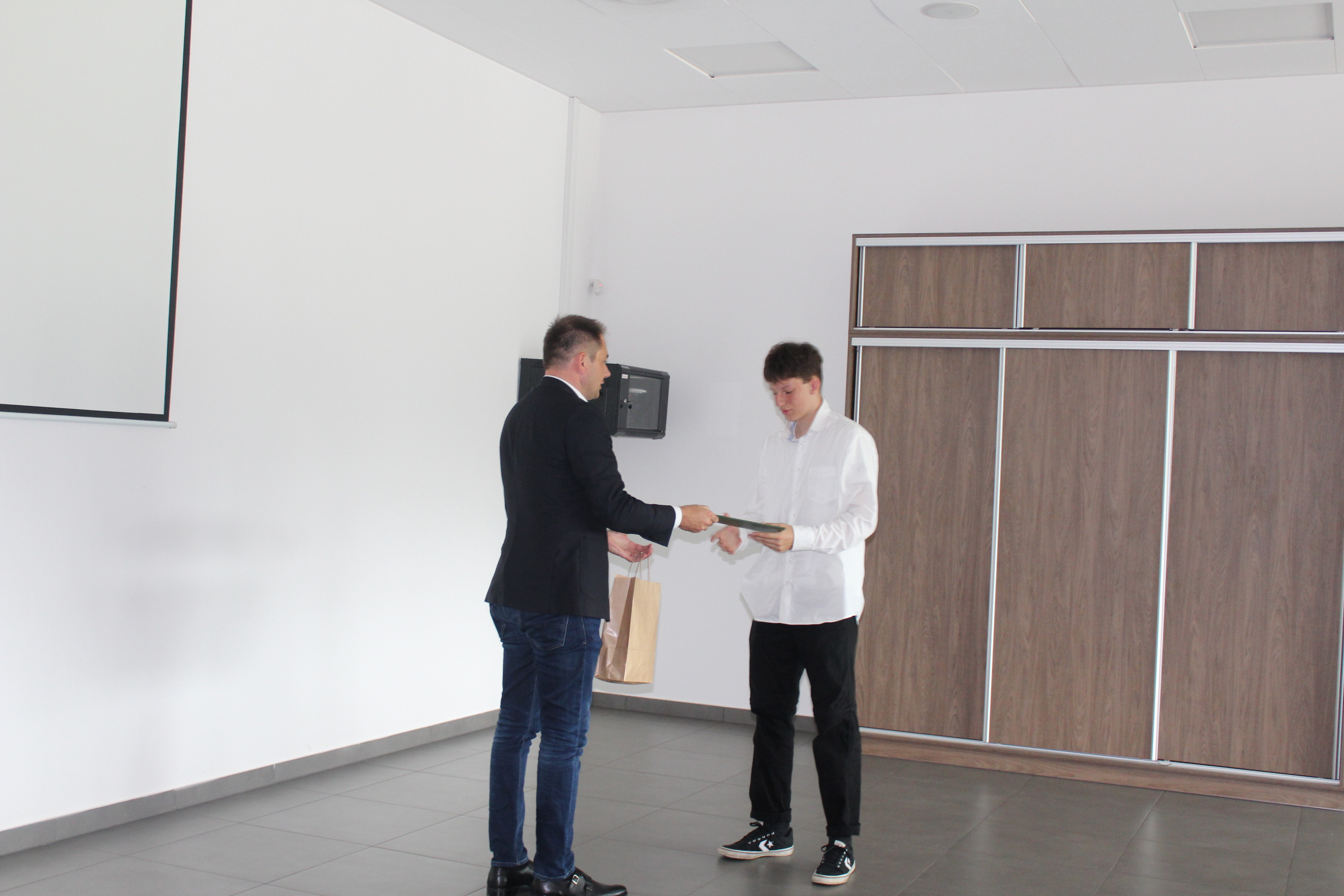 Na zdjęciu Wójt Bartosz Derech wręczający nagrodę Remigiuszowi Arcimowiczowi wyróżnionemu w Plebiscycie Sportowiec z klasą 2019 w kategorii do lat 16..