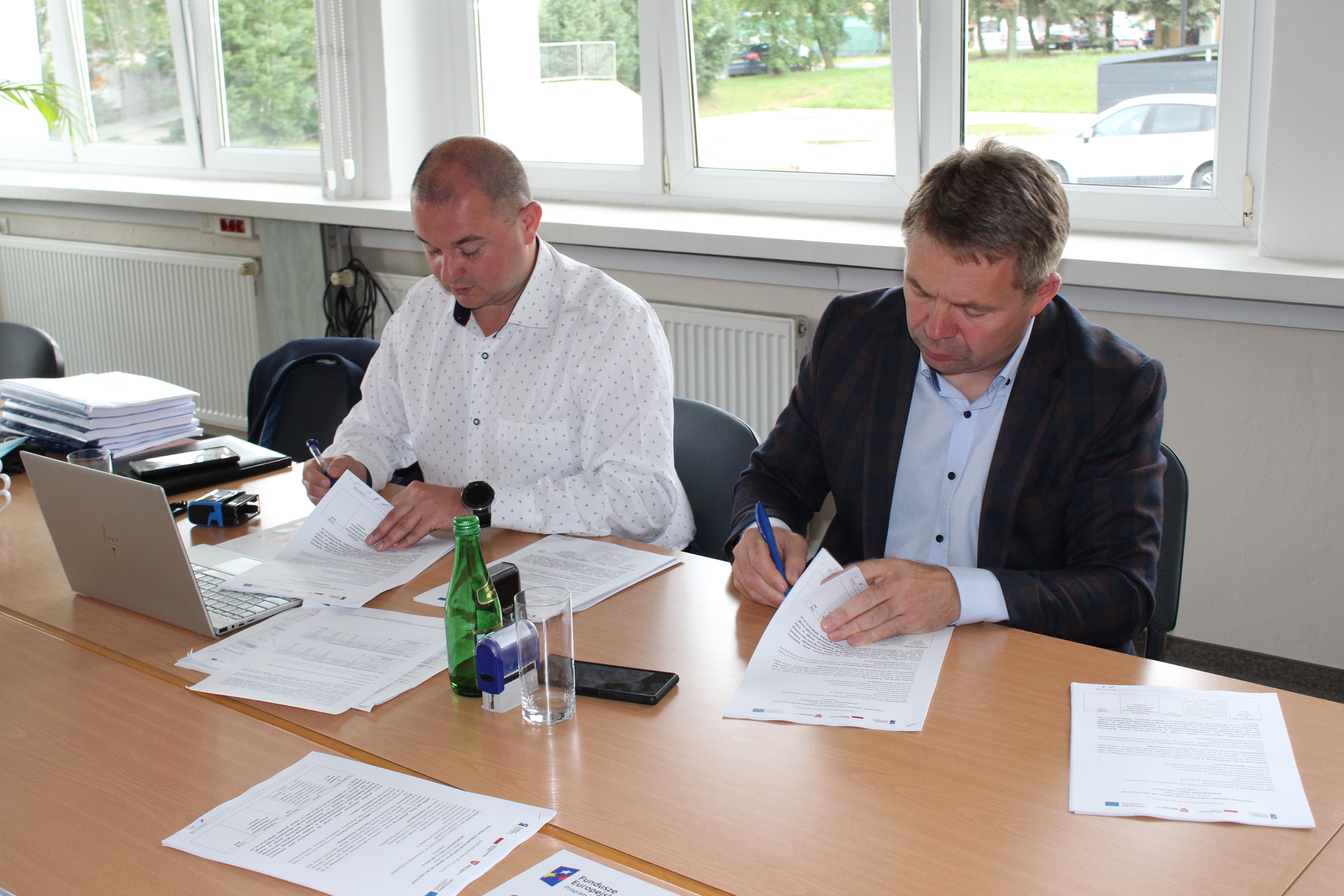 Na zdjęciu wykonawca oraz inspektor nadzoru podpisujący protokół końcowy projektu OZE.