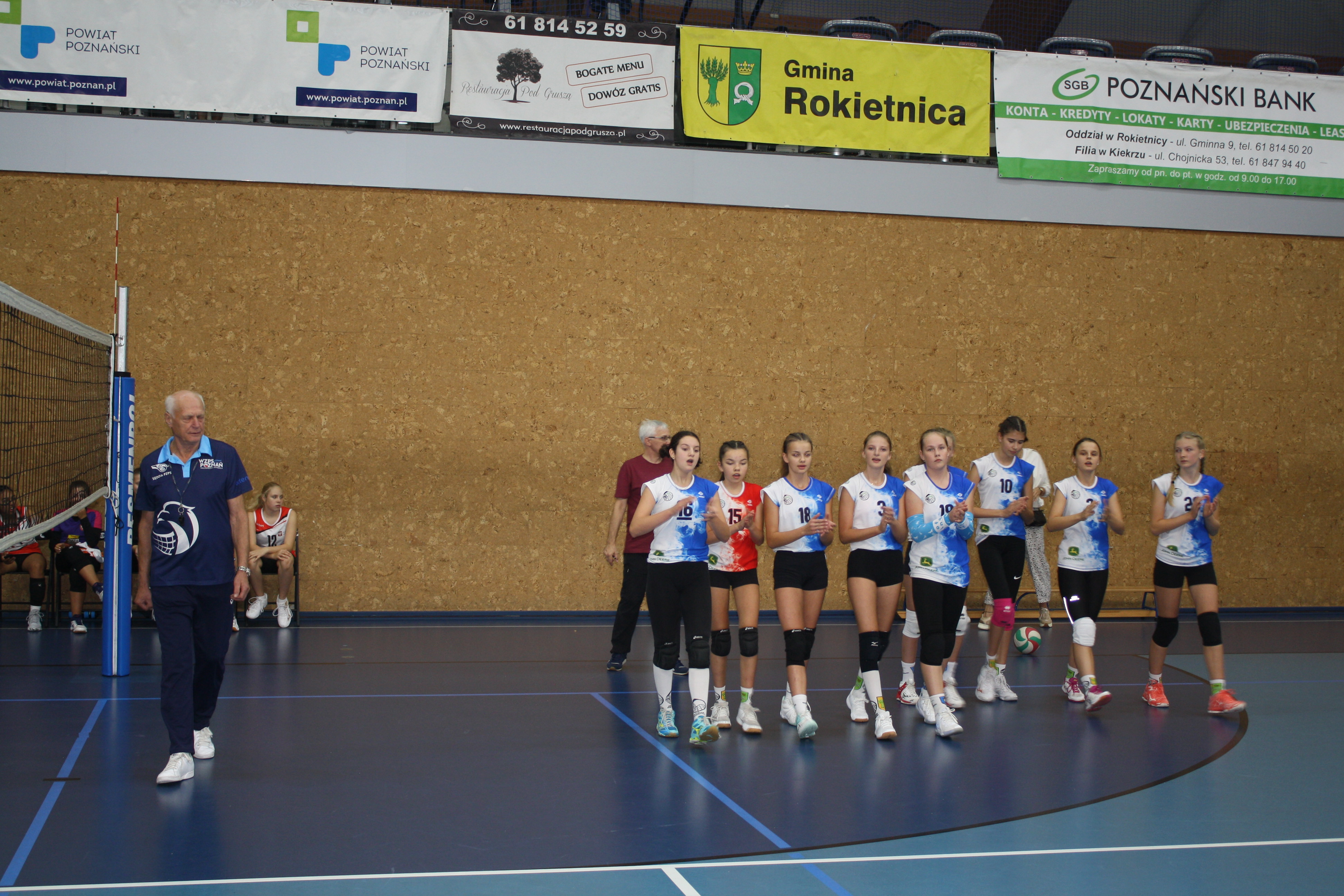 Na zdjęciu zawodniczki UKS Lider podczas Lider Cup - turnieju siatkówki dziewcząt. Za nimi trener - pan Piotr Paupa, po lewej stronie sędzia.