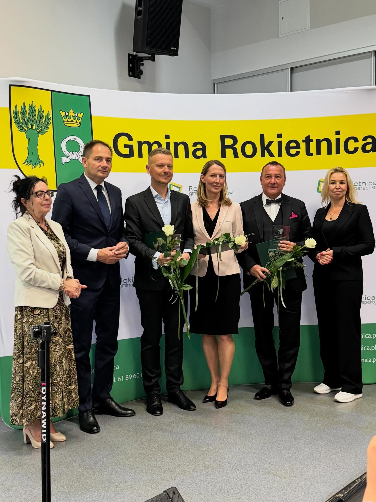 Ścianka Gminy Rokietnica, W&oacute;jt Gminy Rokietnica, Przewodnicząca Rady Gminy Rokietnica, Dyrektorka Gminnego Ośrodka Kultury w&nbsp;Rokietnicy, wraz z&nbsp;laureatami. 