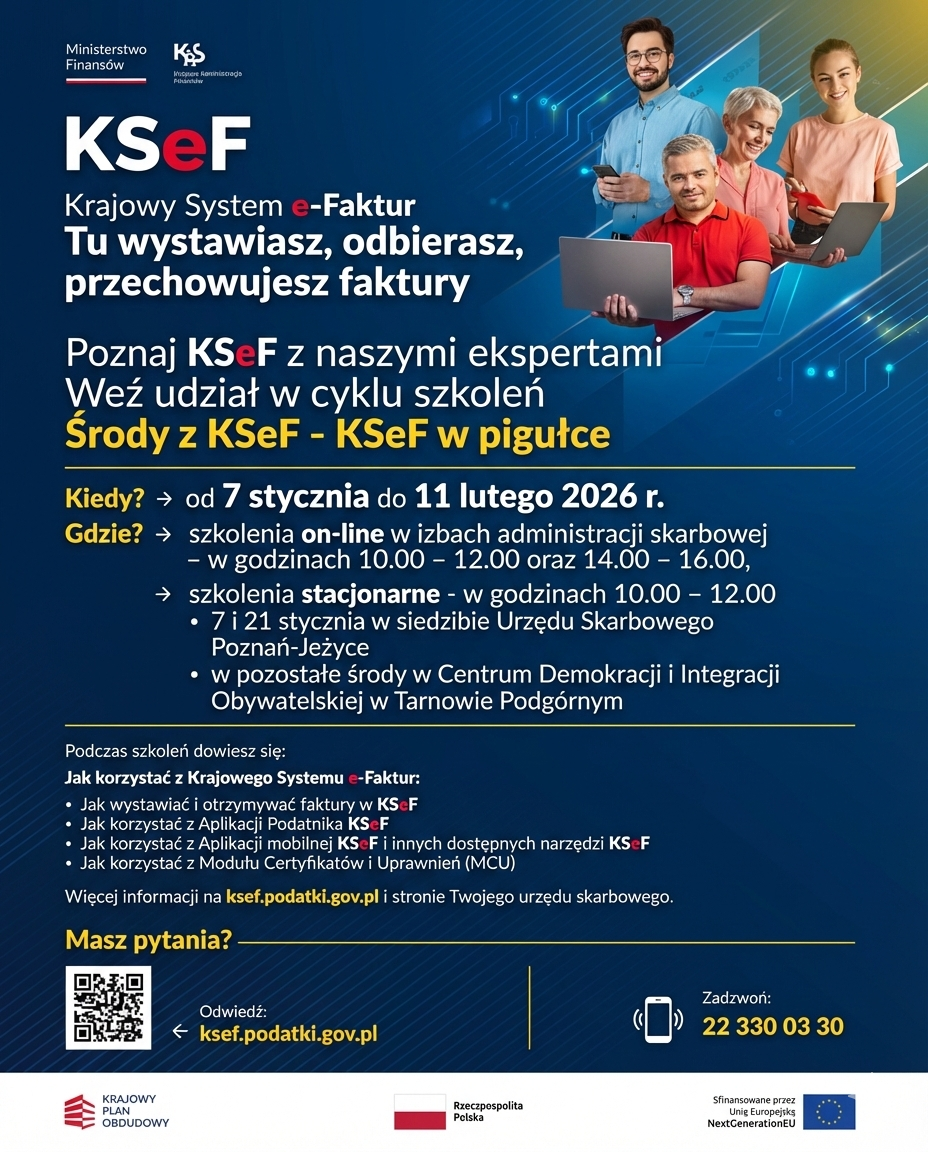 granatowe plakaty z&nbsp;informacjami dotyczącymi szkoleń z&nbsp;Krajowego Systemu e-Faktur od 7 stycznia do 11 lutego: on-line w&nbsp; izbach administracji skarbowej w&nbsp;godz. 10-12 i&nbsp;14-16 oraz&nbsp;stacjonarne w&nbsp;godz. 10-12 7 i&nbsp;21 stycznia w&nbsp;siedzibie Urzędu Skarbowego Poznań-Jeżyce, w&nbsp;pozostałe środy w&nbsp;Centrum Demokracji i&nbsp;Integracji Obywatelskiej w&nbsp;Tarnowie Podg&oacute;rnym. Masz pytania? odwiedź ksef.podatki.gov.pl, zadzwoń 223300330. W prawym g&oacute;rnym rogu 4 osoby w&nbsp;r&oacute;żnym wieku trzymające laptop, telefon lub&nbsp;teczkę. Napisy białe i&nbsp;ż&oacute;łte. 