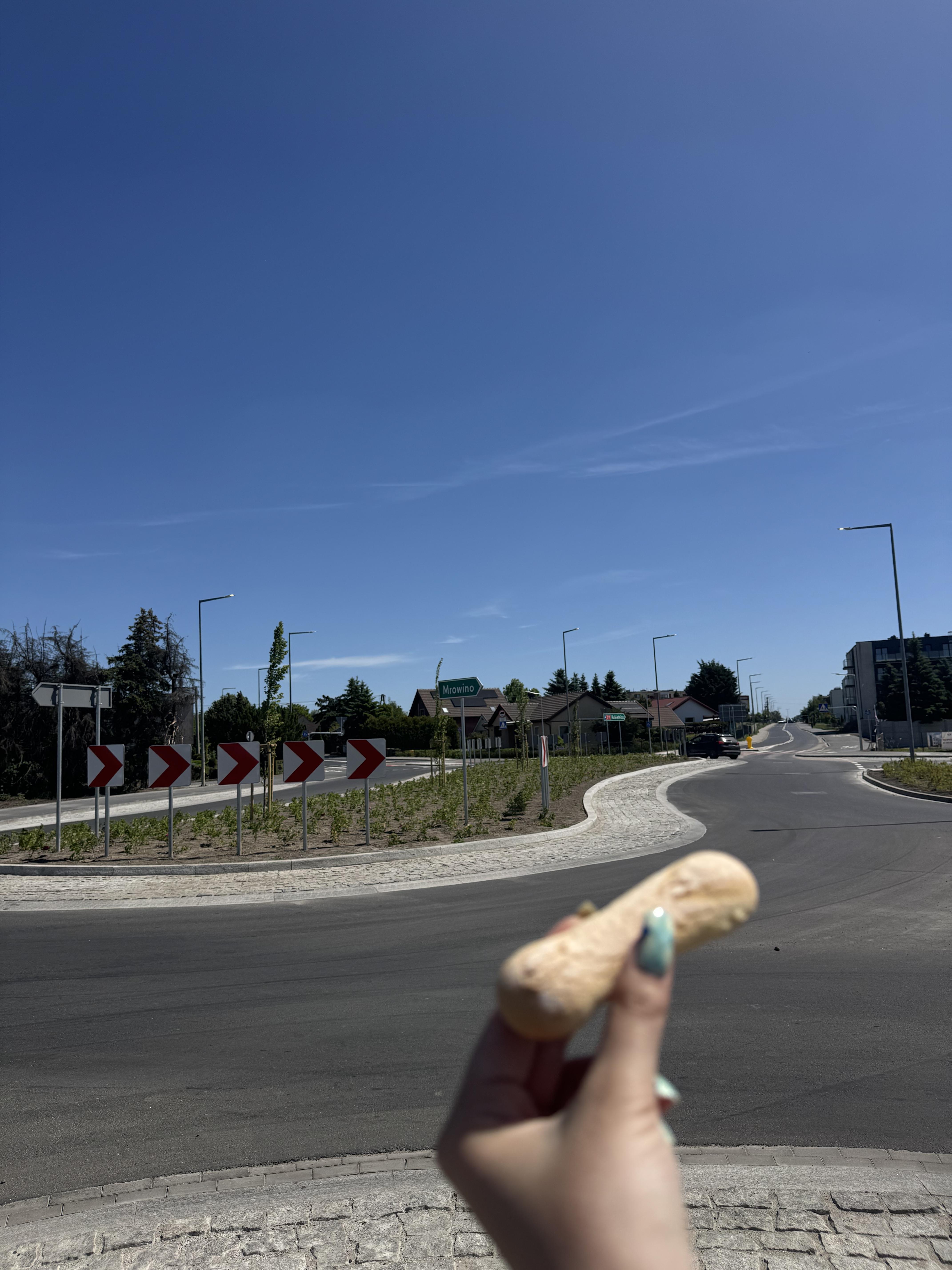 Biszkopt do tiramisu w&nbsp;tle rondo przypominające jego kształt