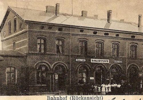Obrazek przedstawiający dworzec kolejowy w&nbsp;Rokietnicy z&nbsp;napisem: Bahnhof  (Ruckansicht))
