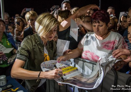 Obraz na&nbsp;kt&oacute;rym znajduję się kobieta podpisująca plakat