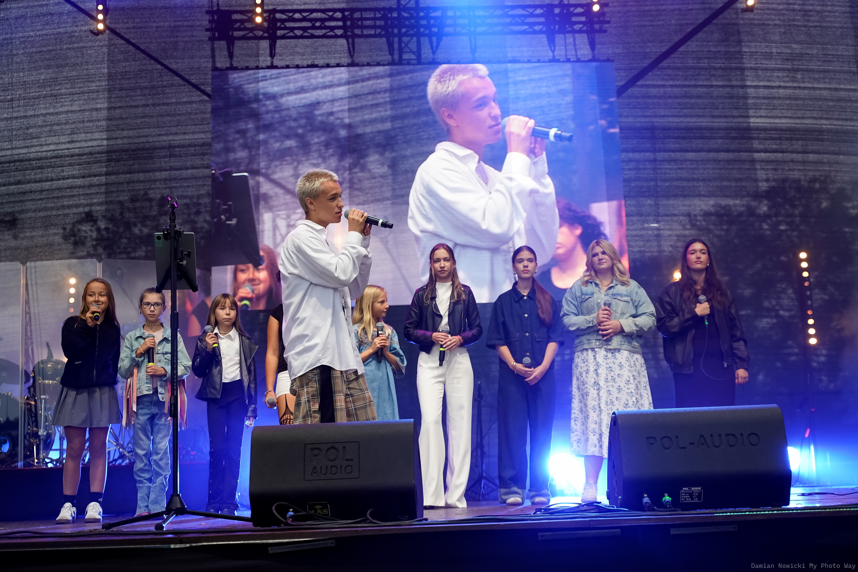 Na obrazie jest pokazany występ artystyczny na&nbsp;scenie