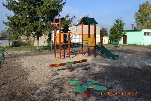 plac zabaw w&nbsp;sobocie, widoczna zjeżdrzalnia, chuśtawka