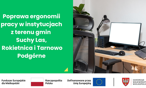 Na zielonym tle napis: Poprawa ergonomii pracy w instytucjach z terenu gmin Suchy Las, Rokietnica i Tarnowo Podgórne. Zdjęcie biurka, na którym stoi komputer stacjonarny, laptop, lampka. Obok fotel. Logotypy unijne