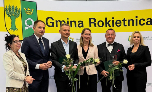 Ścianka Gminy Rokietnica, Wójt Gminy Rokietnica, Przewodnicząca Rady Gminy Rokietnica, Dyrektorka Gminnego Ośrodka Kultury w Rokietnicy wraz z laureatami. 