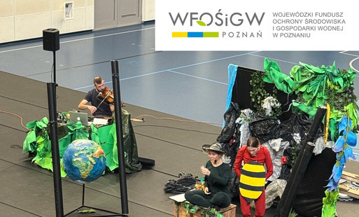 Zdjęcie z przedstawienia, widownia, aktorki w strojach, logotyp Wojewódzki Fundusz Ochrony Środowiska i Gospodarki Wodnej w Poznaniu