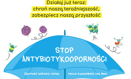  „Działaj już teraz: chroń naszą teraźniejszość, zabezpiecz naszą przyszłość”.  Duży, otwarty, niebieski parasol z napisem: „STOP ANTYBIOTYKOOPORNOŚCI”. Pod nim znajduje się tekst: „Oporność bakterii rośnie, nasza świadomość też musi”. Nad parasolem narysowane są komiksowe postacie bakterii i mikrobów, od których parasol chroni. Napisy: „ONE HEALTH” oraz „JEDNO ZDROWIE”.   Trójczęściowe koło łączące trzy ikony: dłoń (ludzie), łapę zwierzęcia (zwierzęta) i liść (środowisko).   Po lewej stronie informacja: „antybiotyki nie działają na wirusy”.   Po prawej stronie informacja: „nadużywane antybiotyki tracą skuteczność”.   Wokół rozsypane są kolorowe tabletki i kapsułki. „Dbaj o racjonalne stosowanie antybiotyków u ludzi, zwierząt i w środowisku”.   Adres strony internetowej www.antybiotyki.edu.pl, kod QR oraz logotypy organizatorów i partnerów: Ministerstwo Zdrowia, Narodowy Program Zdrowia (NPZ), Narodowy Instytut Leków, kampania „Stosuj antybiotyki rozważnie” oraz Europejski Dzień Wiedzy o Antybiotykach (18 listopada). 