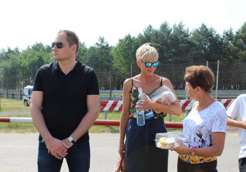 Na zdjęciu od lewej: wójt gminy Rokietnica Bartosz Derech, obok członkinie Komisji Konkursowej oceniającej kandydatów na Sportowca z klasą 2018 podczas rozmowy na Torze Poznań.