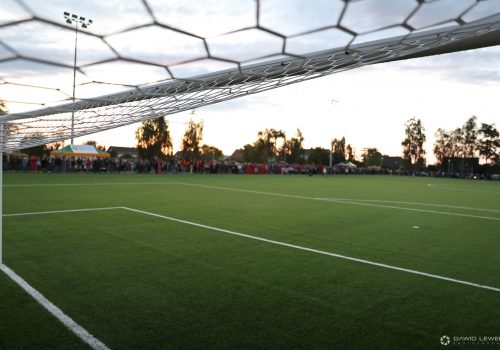 Na zdjęciu widoczne boisko do piłki nożnej. Zdjęcie robione z perspektywy jednej z bramek, którą widać od lewego górnego rogu do prawego.